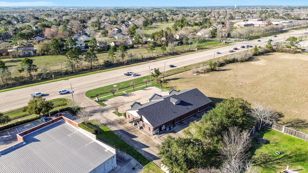 More Photos Of 2401 Parkwood Ave, Friendswood Office For Sale
