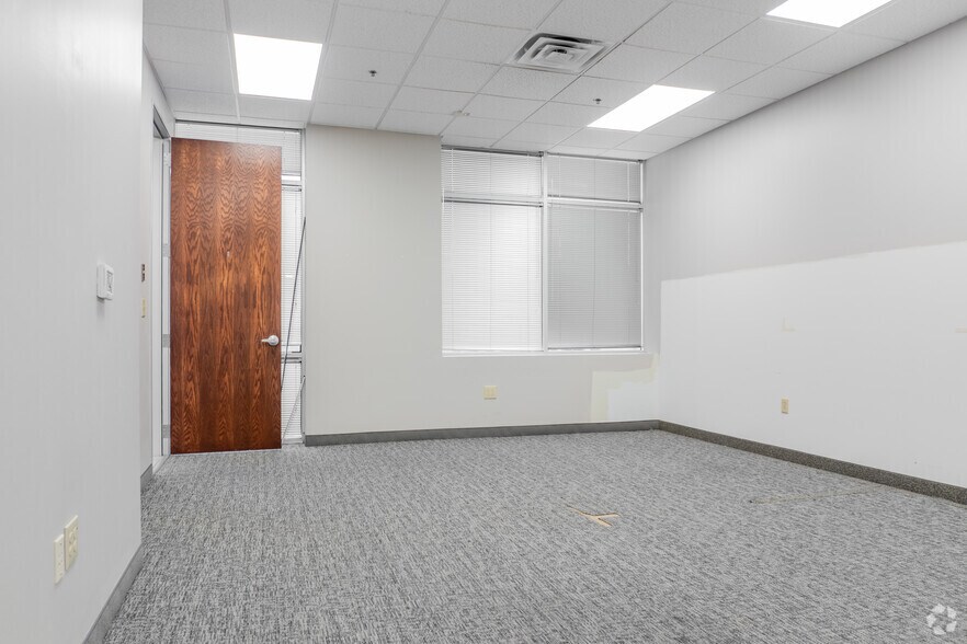 More Photos Of 1825 Lakeway Dr, Lewisville Unknown For Lease