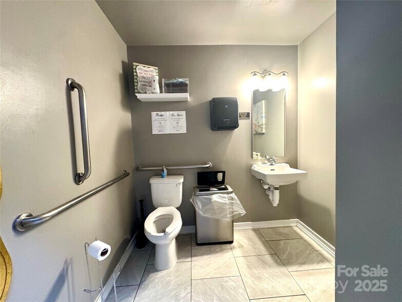 More Photos Of 110 Charleston Dr, Mooresville Office For Sale