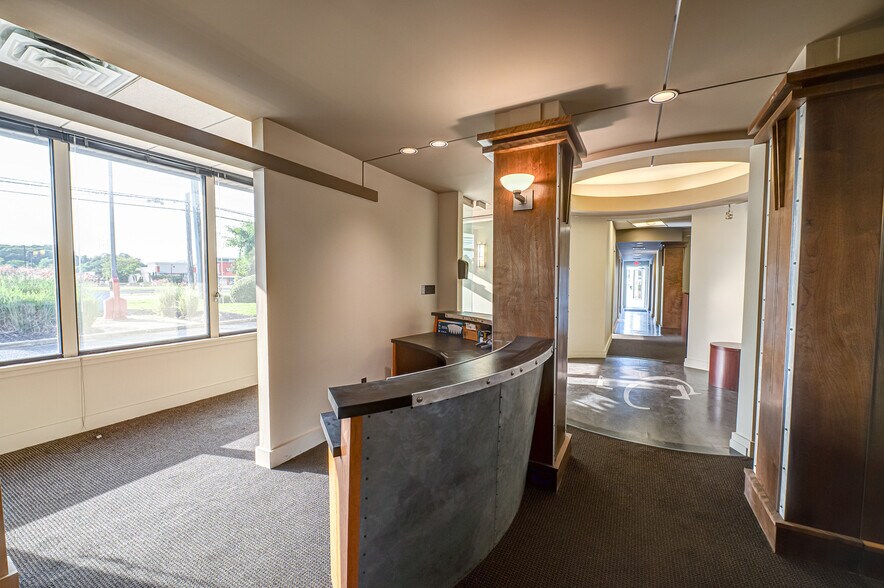 More Photos Of 585 Broadhollow Rd, Melville Warehouse For Lease