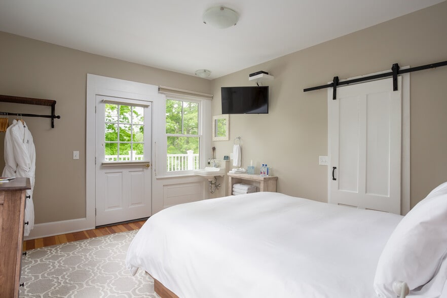 More Photos Of 615 Laurel St, Lee Hospitality For Sale