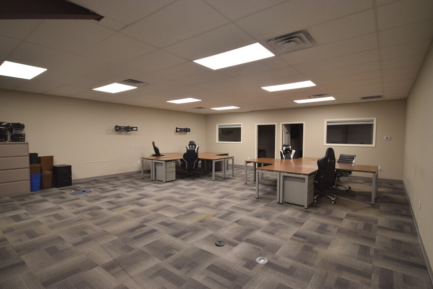 More Photos Of 170 Commerce Rd, Conway Warehouse For Lease