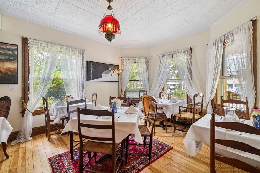 More Photos Of 41 Pleasant St, Woodstock Hospitality For Sale