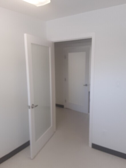 More Photos Of 2412 W Greenway Rd, Phoenix Office For Lease