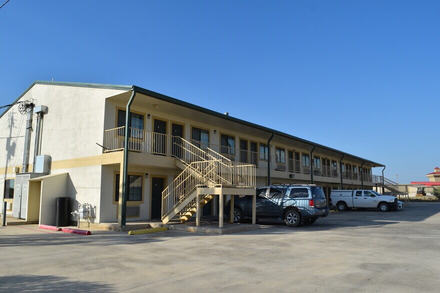 More Photos Of 229 S Interstate 35, Pearsall Hotel For Sale