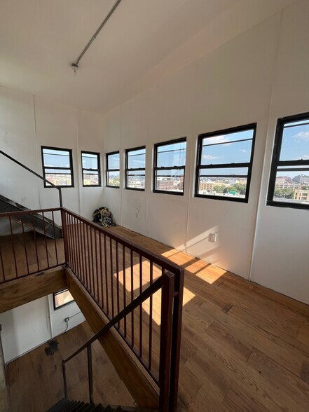 More Photos Of 310 Meserole St, Brooklyn Flex For Lease