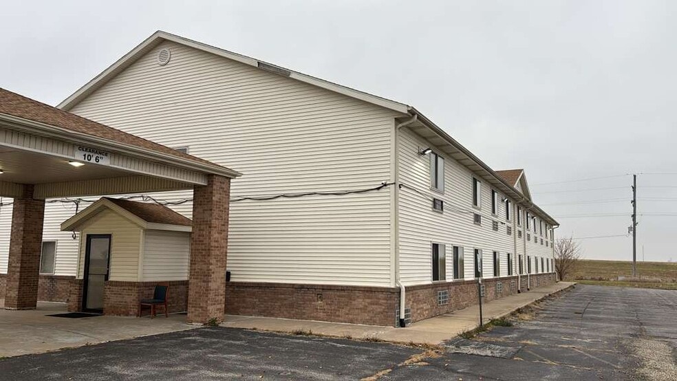 More Photos Of 5 Cavalry Dr, Wenona Hotel For Sale