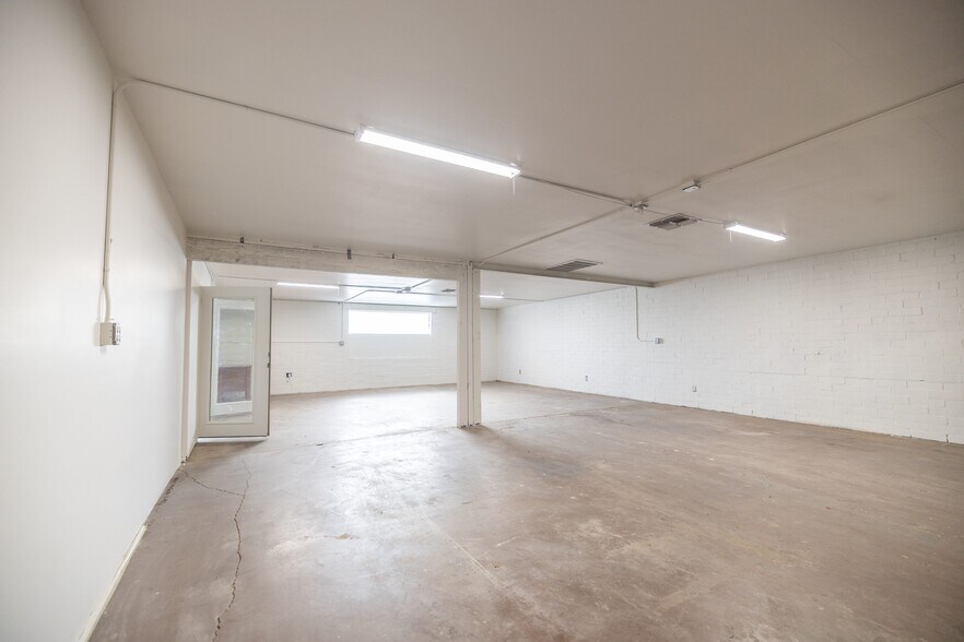 More Photos Of 2423 W Campbell Ave, Phoenix Warehouse For Lease