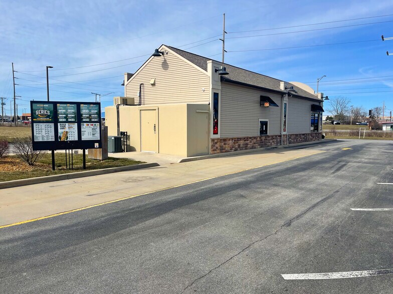 More Photos Of 1903 W Coliseum Blvd, Fort Wayne Restaurant For Lease