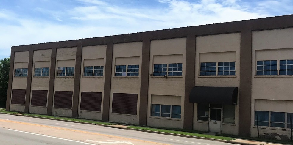 Primary Photo Of 2415-2417 Kishwaukee St, Rockford Manufacturing For Lease