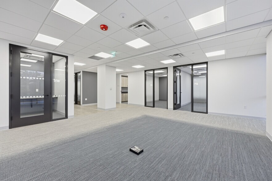 More Photos Of 1776 American Heritage Life Dr, Jacksonville Office For Lease