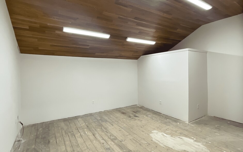 More Photos Of 554 Main St, Oakville Storefront Retail Office For Lease