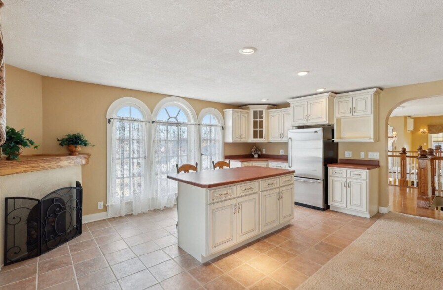 More Photos Of 118 S Walnut St, Troy Showroom For Sale