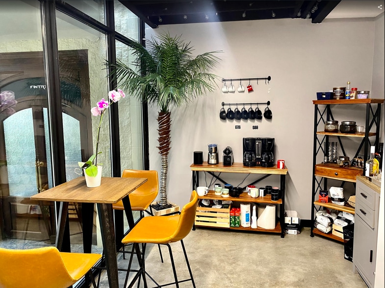 More Photos Of 40 Reservoir Park Dr, Rockland Warehouse For Lease