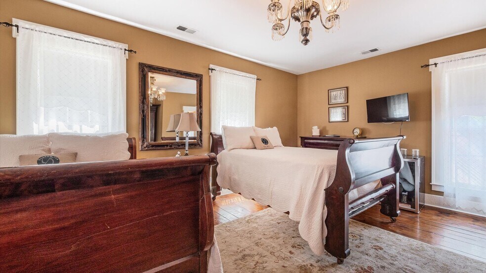 More Photos Of 313 Broadway E, Granville Hotel For Lease