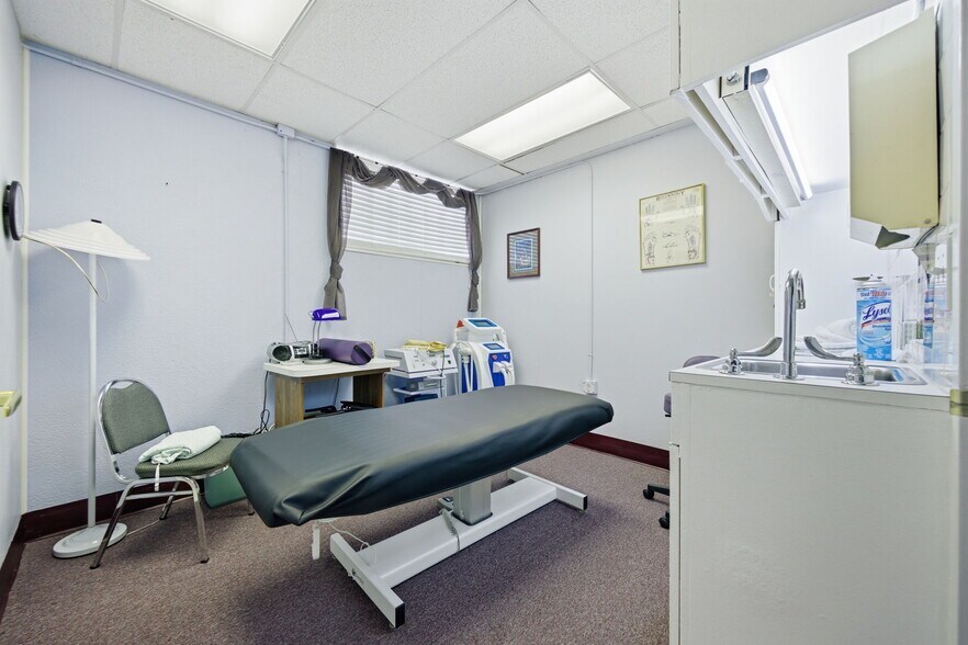 More Photos Of 1811 Bayshore Gardens Pky, Bradenton Medical For Sale