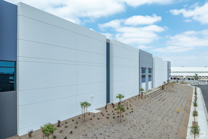 More Photos Of 305 S Cedar Ave, Rialto Distribution For Lease