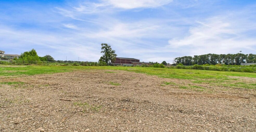 More Photos Of 12418 N Lake Houston Pkwy, Houston Land For Lease