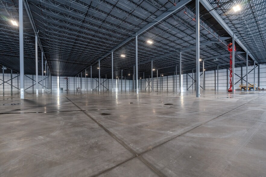 More Photos Of 151 Garden Ave, Brantford Distribution For Lease