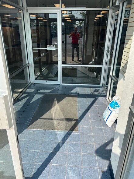 More Photos Of 815 N Main St, Oregon Freestanding For Lease