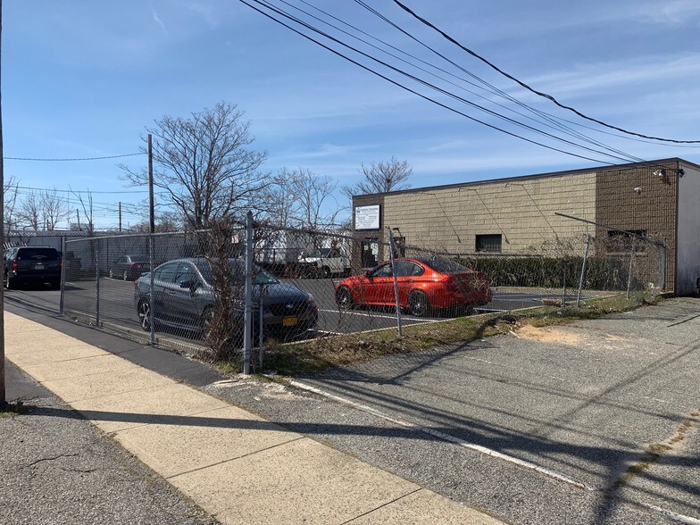 More Photos Of 38 Saint Johns Pl, Freeport Warehouse For Lease