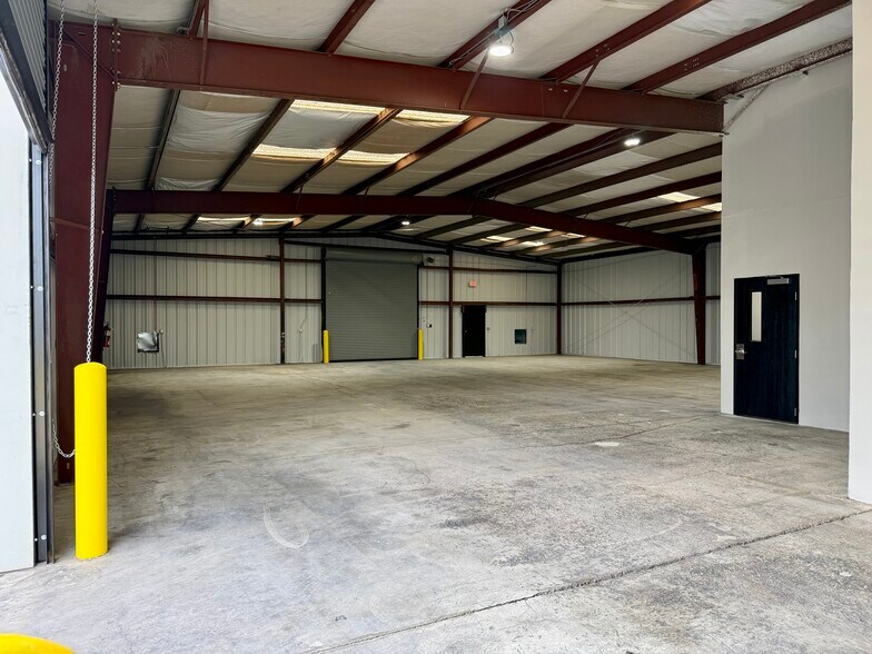 More Photos Of 203 W Delhi, North Las Vegas Warehouse For Lease