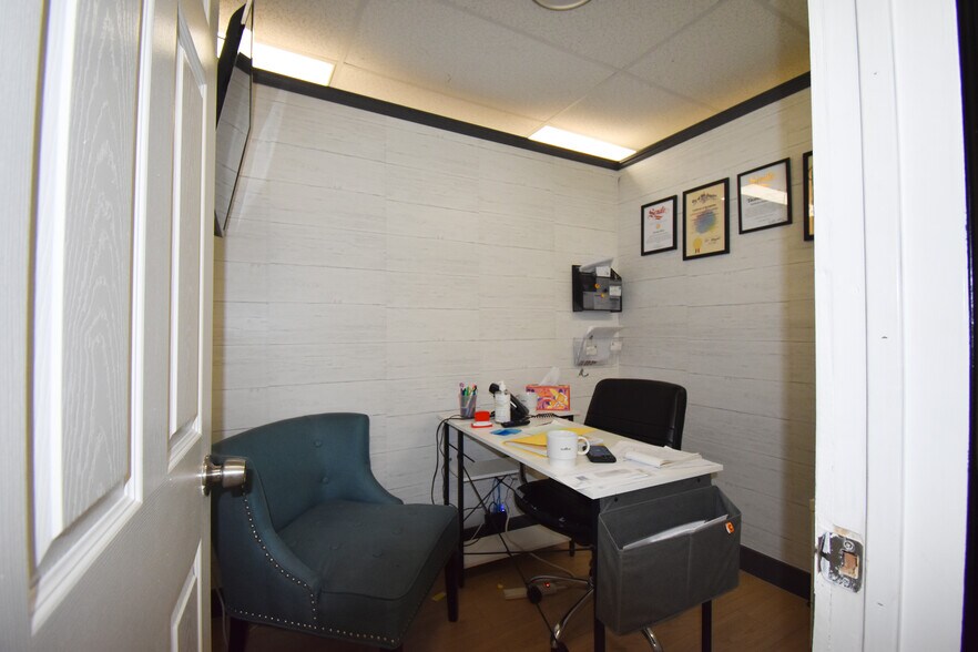 More Photos Of 20200 Saticoy St, Winnetka Storefront Retail Office For Lease