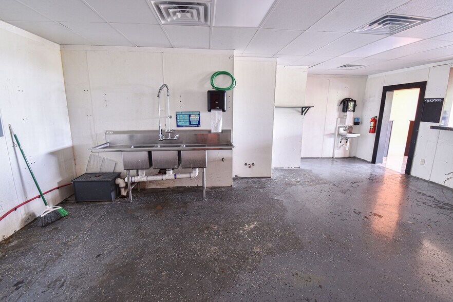 More Photos Of 4550 Station Cir, Northport Freestanding For Lease