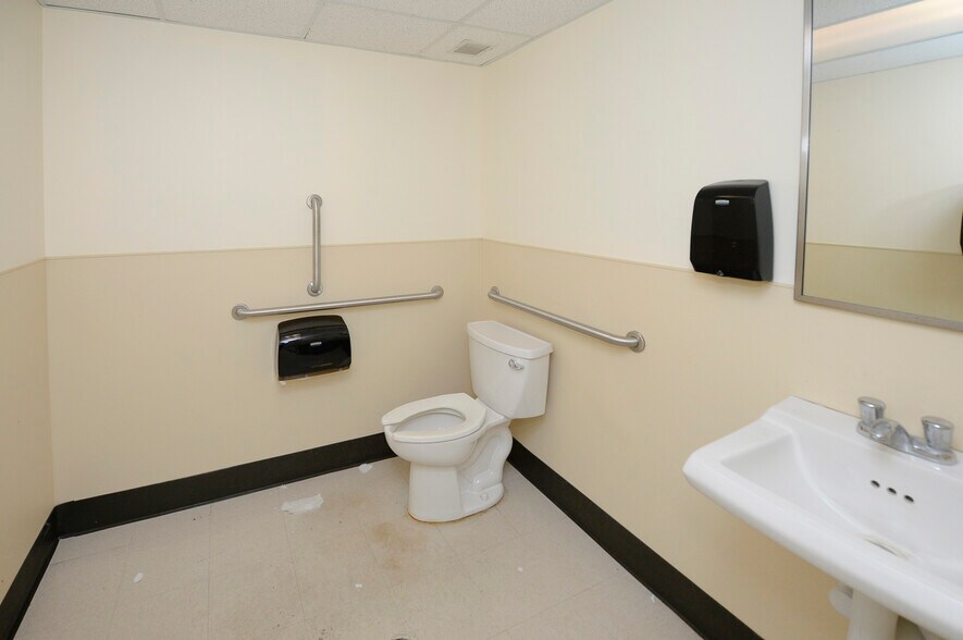 More Photos Of 222 E Ridgewood Ave, Ridgewood Freestanding For Lease