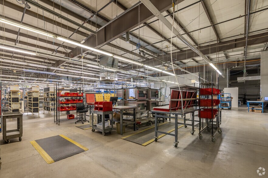 More Photos Of 1805 Riverway Dr, Pekin Distribution For Sale