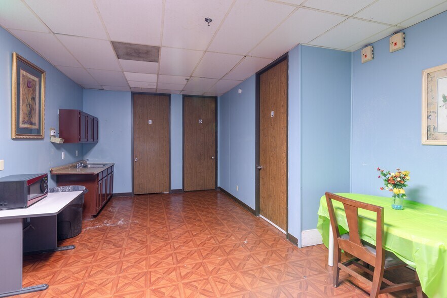 More Photos Of 2101 E Ben White Blvd, Austin Shelter For Sale