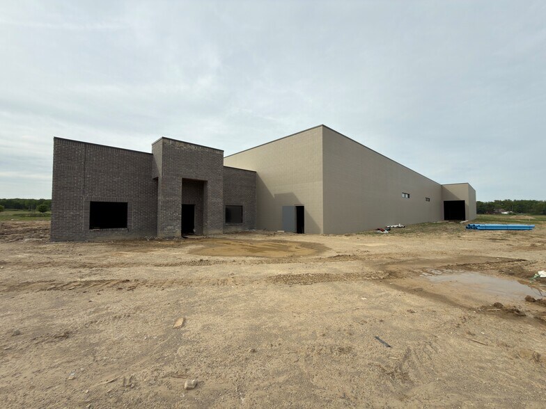 More Photos Of 796 Campus Parkway Dr, Tecumseh Manufacturing For Sale