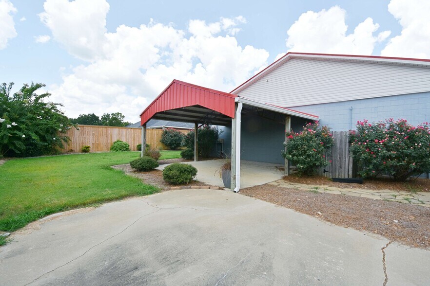 More Photos Of 833 Old Highway 45, Saltillo Freestanding For Lease