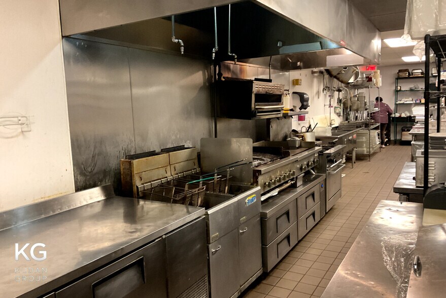 More Photos Of 120 W Green, Bensenville General Retail For Sale