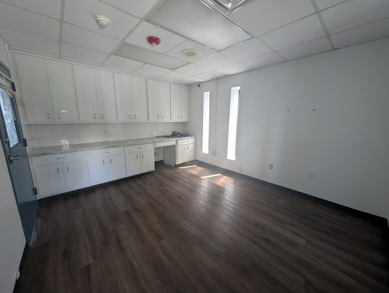 More Photos Of 101 Mesquite, Elm Mott Office For Lease