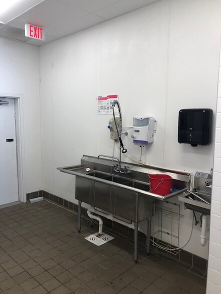 More Photos Of 2005 SE Delaware Ave, Ankeny Storefront For Lease