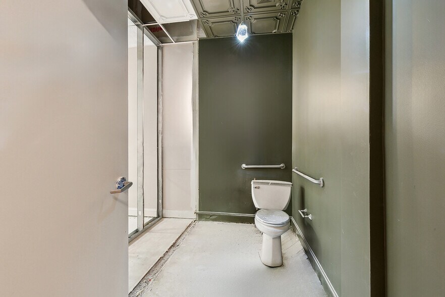 More Photos Of 3908 Veterans Memorial Blvd, Metairie General Retail For Sale