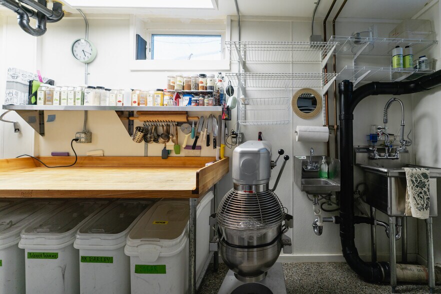 More Photos Of 927 S Cobb St, Palmer Restaurant For Sale