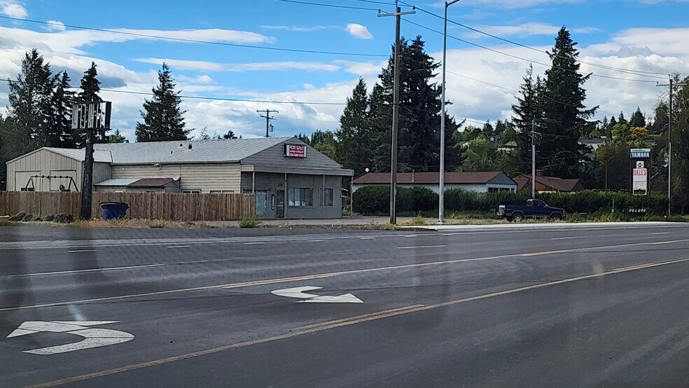 More Photos Of 2305 S Main St, Moscow Showroom For Sale