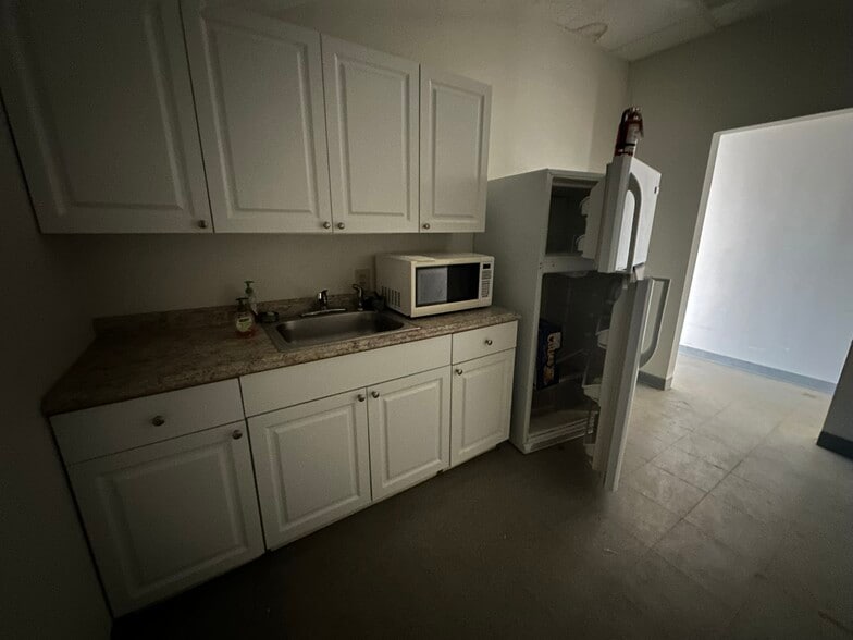 More Photos Of 105 N Falkenburg Rd, Tampa Flex For Lease