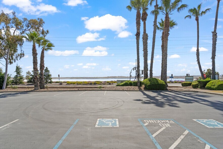 More Photos Of 400 Seaport Ct, Redwood City Medical For Lease