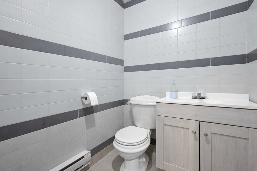 More Photos Of 403-409 Rue Saint-Roch, Montréal Warehouse For Sale