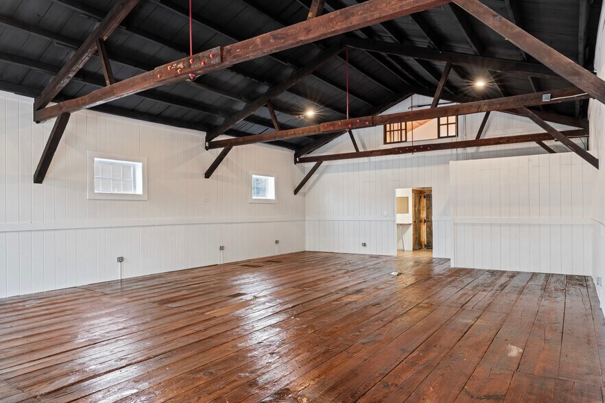 More Photos Of 20704 Ashburn Rd, Ashburn Unknown For Lease