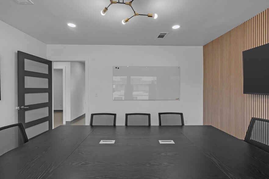More Photos Of 836 N 1st St, Broken Arrow Coworking Space