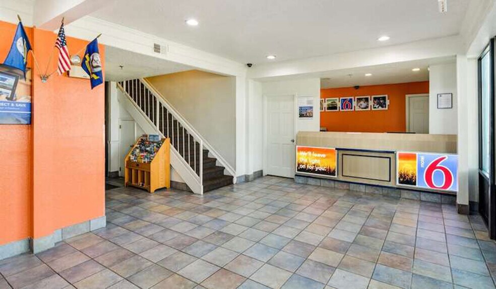 More Photos Of 31 N Green Bay Rd, Waukegan Hotel For Sale