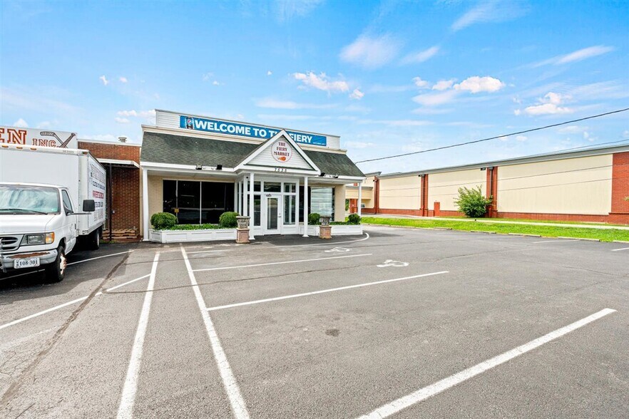 More Photos Of 7535 Williamson Rd, Roanoke Restaurant For Lease