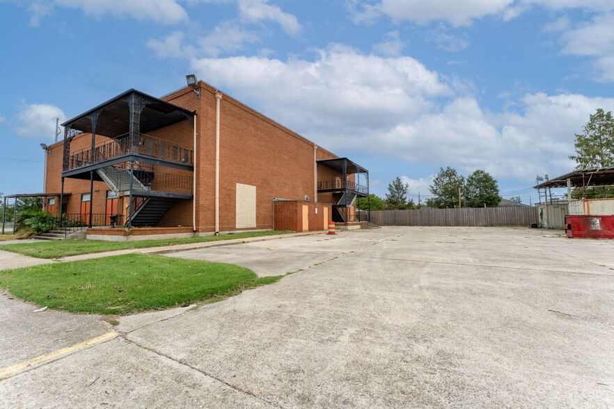 More Photos Of 7370 Chef Menteur Hwy, New Orleans Lodge Meeting Hall For Sale
