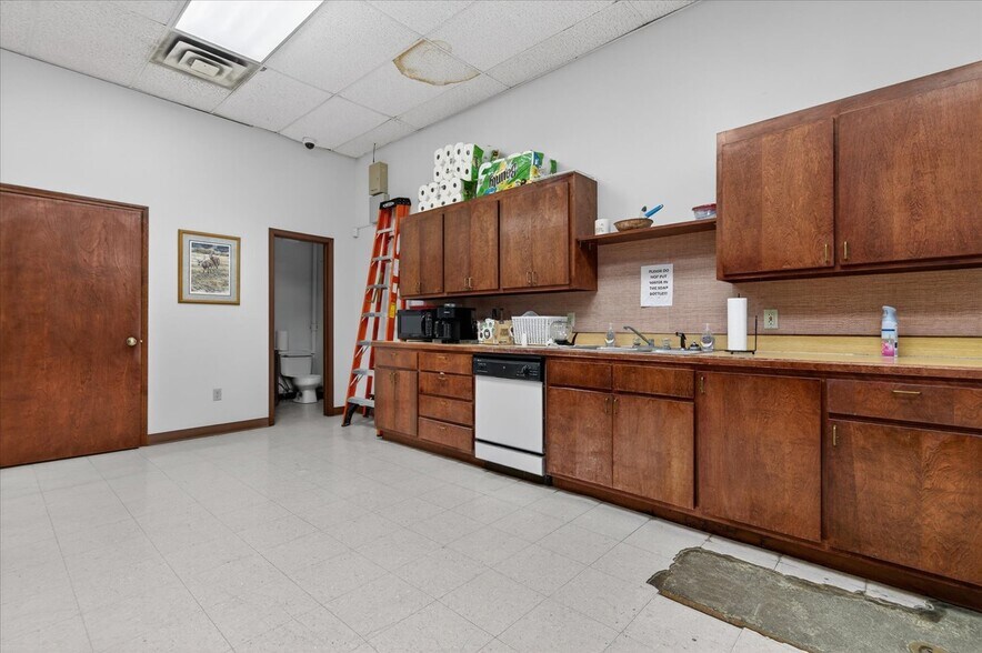 More Photos Of 111 SE Frank Phillips Blvd, Bartlesville Office For Sale