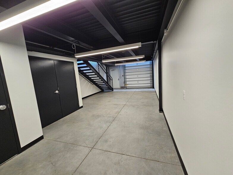 More Photos Of 208 Chicane Ln, Pontiac Showroom For Sale