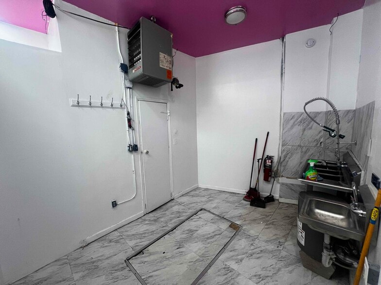 More Photos Of 4216 Greenpoint Ave, Sunnyside General Retail For Lease